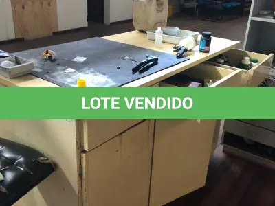 LOTE 153 - Armário mesa com 3 portas e 3 gavetas