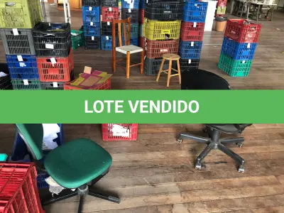 LOTE 132 - 2 cadeiras preta com rodas e verde