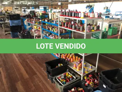 LOTE 173 - Lote com 3 prateleiras, carreteis de linha e caixas pequenas com carreteis de linha