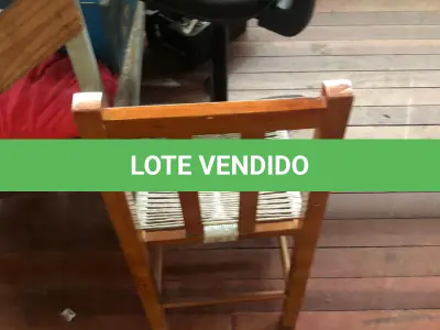 LOTE 143 - Lote de cadeiras de madeira todas da fábrica