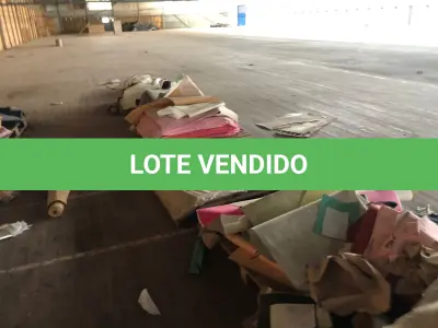LOTE 246 - Lote com rolos de tecido, sintético, componentes