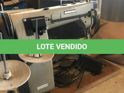 LOTE 235 - Máquina de costura