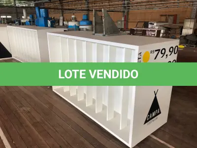 LOTE 215 - Lote de prateleiras brancas