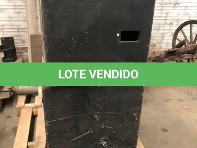 LOTE 011 - 2 CAIXAS DE SOM, PRETAS, EM MAU ESTADO