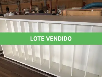 LOTE 215 - Lote de prateleiras brancas