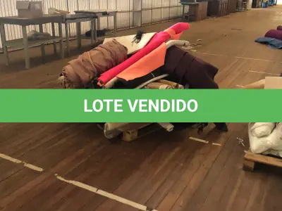 LOTE 246 - Lote com rolos de tecido, sintético, componentes