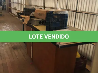 LOTE 244 - Lote de prateleira de metal