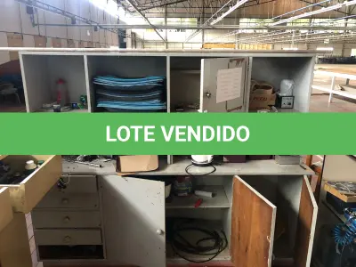 LOTE 154 - Armário cinza portas e gavetas