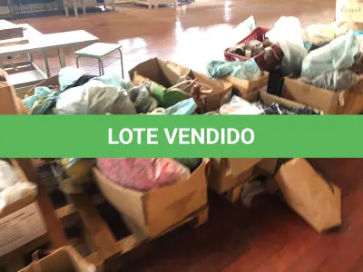 LOTE 246 - Lote com rolos de tecido, sintético, componentes