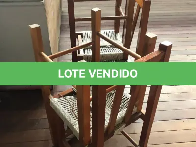 LOTE 143 - Lote de cadeiras de madeira todas da fábrica