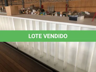LOTE 215 - Lote de prateleiras brancas