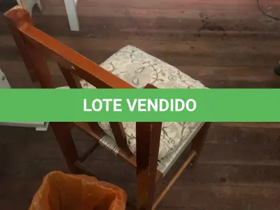 LOTE 143 - Lote de cadeiras de madeira todas da fábrica
