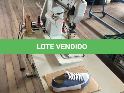 LOTE 207 - Máquina de costura
