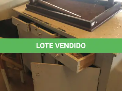 LOTE 243 - Lote de mesas, balcão   