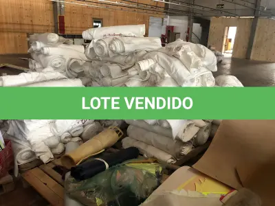 LOTE 246 - Lote com rolos de tecido, sintético, componentes