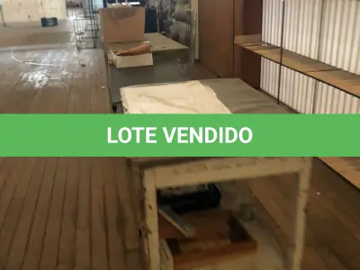 LOTE 243 - Lote de mesas, balcão   