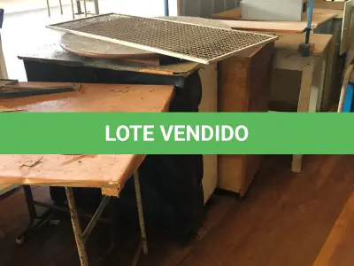 LOTE 243 - Lote de mesas, balcão   