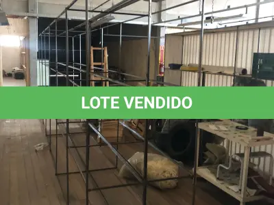 LOTE 244 - Lote de prateleira de metal