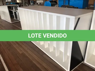 LOTE 215 - Lote de prateleiras brancas