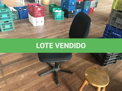 LOTE 134 - cadeira preta