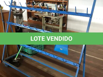 LOTE 208 - Carrinho de secagem com rodas