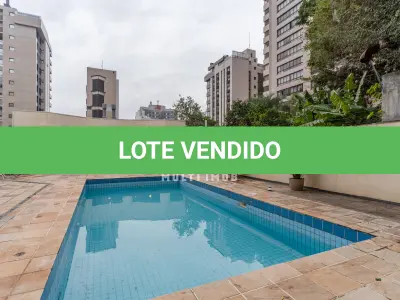 LOTE 000 - O apartamento nº 601 no Ed. Maison Paris, na Rua Pedro Ivo nº 532. O espaço de estacionamento coberto nº 01. O espaço de estacionamento coberto nº 02