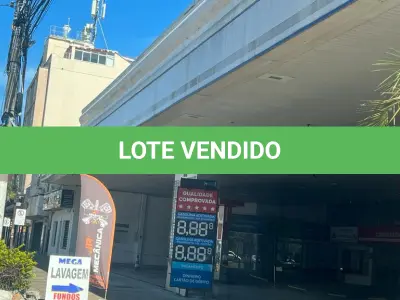 LOTE 001 - O imóvel, com área de terreno de 1.461,50m2, na Rua Benjamin Constant 1253. Juntamente com o imóvel estará o Fundo de Comércio
