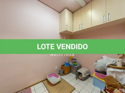 LOTE 000 - O apartamento nº 601 no Ed. Maison Paris, na Rua Pedro Ivo nº 532. O espaço de estacionamento coberto nº 01. O espaço de estacionamento coberto nº 02