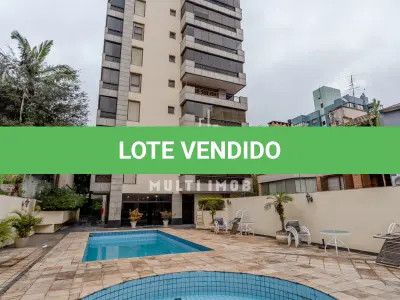 LOTE 000 - O apartamento nº 601 no Ed. Maison Paris, na Rua Pedro Ivo nº 532. O espaço de estacionamento coberto nº 01. O espaço de estacionamento coberto nº 02