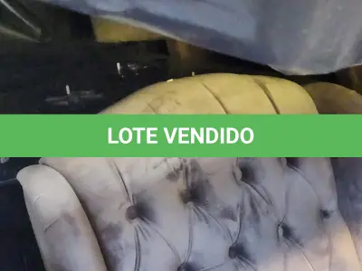 LOTE 044 - POLTRONA ESTOFADA, C/ BOTONÊ, CINZA