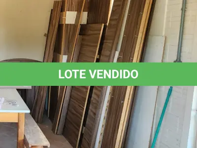 LOTE 045 - LOTE DE MÓVEIS MARROM: MESA C/ 3 GAVETAS, BALCÃO, PARTES DE MÓVEIS DESMONTADOS
