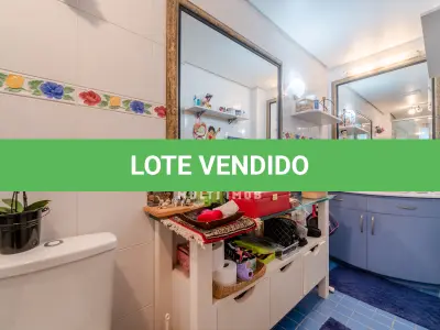 LOTE 000 - O apartamento nº 601 no Ed. Maison Paris, na Rua Pedro Ivo nº 532. O espaço de estacionamento coberto nº 01. O espaço de estacionamento coberto nº 02