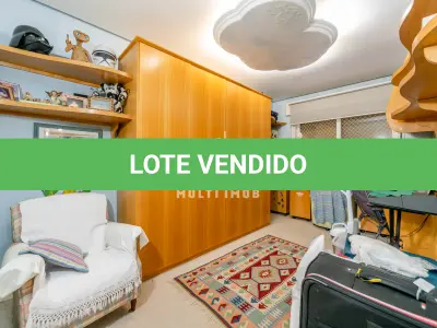 LOTE 000 - O apartamento nº 601 no Ed. Maison Paris, na Rua Pedro Ivo nº 532. O espaço de estacionamento coberto nº 01. O espaço de estacionamento coberto nº 02