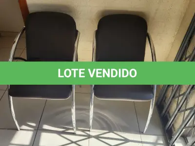 LOTE 137 - 3 CADEIRAS CROMADAS C/ ESTOFADO EM COURINO PRETO