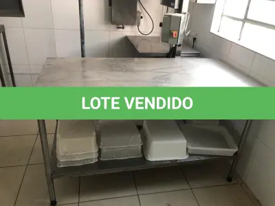LOTE 228 - MESA INOX GRANDE COM PANELEIRO