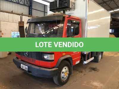 LOTE 031 - "CAMINHÃO MERCEDES BENZ 709, ANO 1991/1992, VERMELHO, PLACAS IDX 1469, C/BAÚ FRIGORIFICO (58.500,00 caminhão + 18.500,00 baú)"