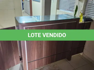 LOTE 164 - BALCÃO DE RECEPÇÃO MARROM E BEGE C/ 2 PORTAS