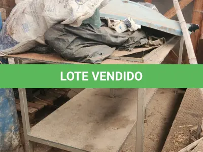LOTE 052 - MESA C/ ESTRUTURA METÁLICA E TAMPO DE COMPENSADO
