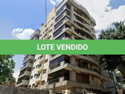 LOTE 000 - O apartamento nº 601 no Ed. Maison Paris, na Rua Pedro Ivo nº 532. O espaço de estacionamento coberto nº 01. O espaço de estacionamento coberto nº 02