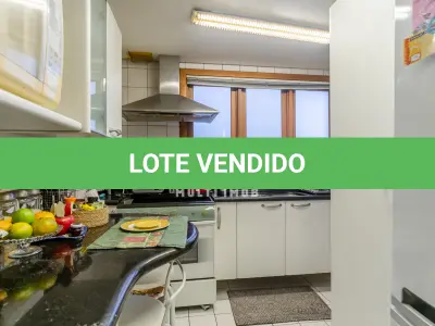 LOTE 000 - O apartamento nº 601 no Ed. Maison Paris, na Rua Pedro Ivo nº 532. O espaço de estacionamento coberto nº 01. O espaço de estacionamento coberto nº 02