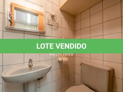 LOTE 000 - O apartamento nº 601 no Ed. Maison Paris, na Rua Pedro Ivo nº 532. O espaço de estacionamento coberto nº 01. O espaço de estacionamento coberto nº 02