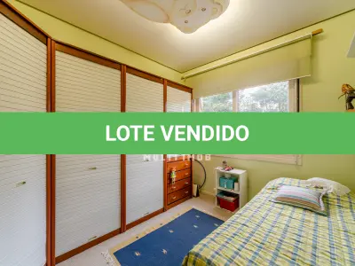 LOTE 000 - O apartamento nº 601 no Ed. Maison Paris, na Rua Pedro Ivo nº 532. O espaço de estacionamento coberto nº 01. O espaço de estacionamento coberto nº 02