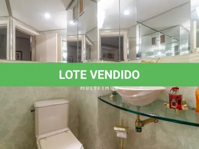 LOTE 000 - O apartamento nº 601 no Ed. Maison Paris, na Rua Pedro Ivo nº 532. O espaço de estacionamento coberto nº 01. O espaço de estacionamento coberto nº 02