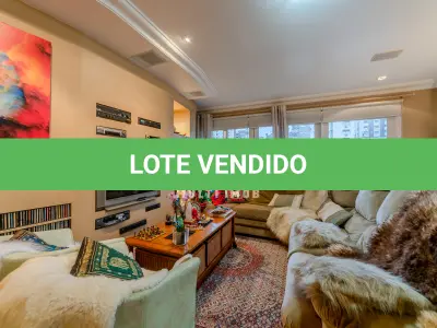 LOTE 000 - O apartamento nº 601 no Ed. Maison Paris, na Rua Pedro Ivo nº 532. O espaço de estacionamento coberto nº 01. O espaço de estacionamento coberto nº 02
