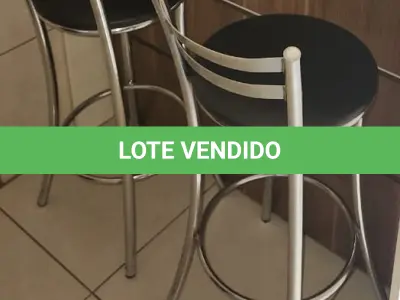 LOTE 153 - 2 BANQUETAS ALTAS, CROMADAS C/ CORINO PRETO