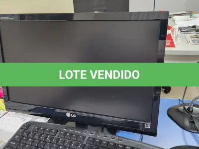 LOTE 100 - 7 COMPUTADORES COM MONITOR, TELCADO, MOUSE E ESTABILIZADOR