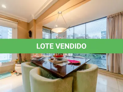 LOTE 000 - O apartamento nº 601 no Ed. Maison Paris, na Rua Pedro Ivo nº 532. O espaço de estacionamento coberto nº 01. O espaço de estacionamento coberto nº 02