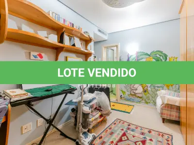 LOTE 000 - O apartamento nº 601 no Ed. Maison Paris, na Rua Pedro Ivo nº 532. O espaço de estacionamento coberto nº 01. O espaço de estacionamento coberto nº 02