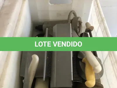 LOTE 248 - LOTE DE FACAS, CHAIRAS, PLACAS DE CORTE, LUVA DE AÇO