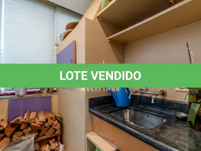 LOTE 000 - O apartamento nº 601 no Ed. Maison Paris, na Rua Pedro Ivo nº 532. O espaço de estacionamento coberto nº 01. O espaço de estacionamento coberto nº 02